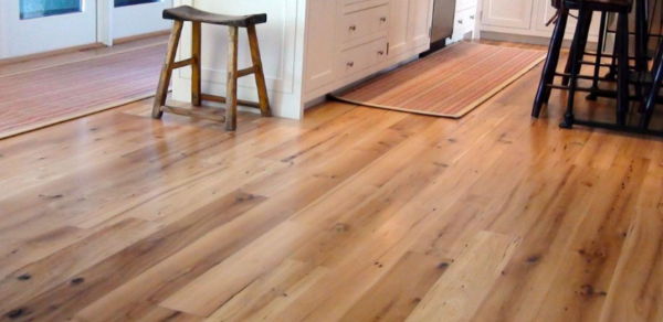 Lantai kayu alami dengan warna hangat